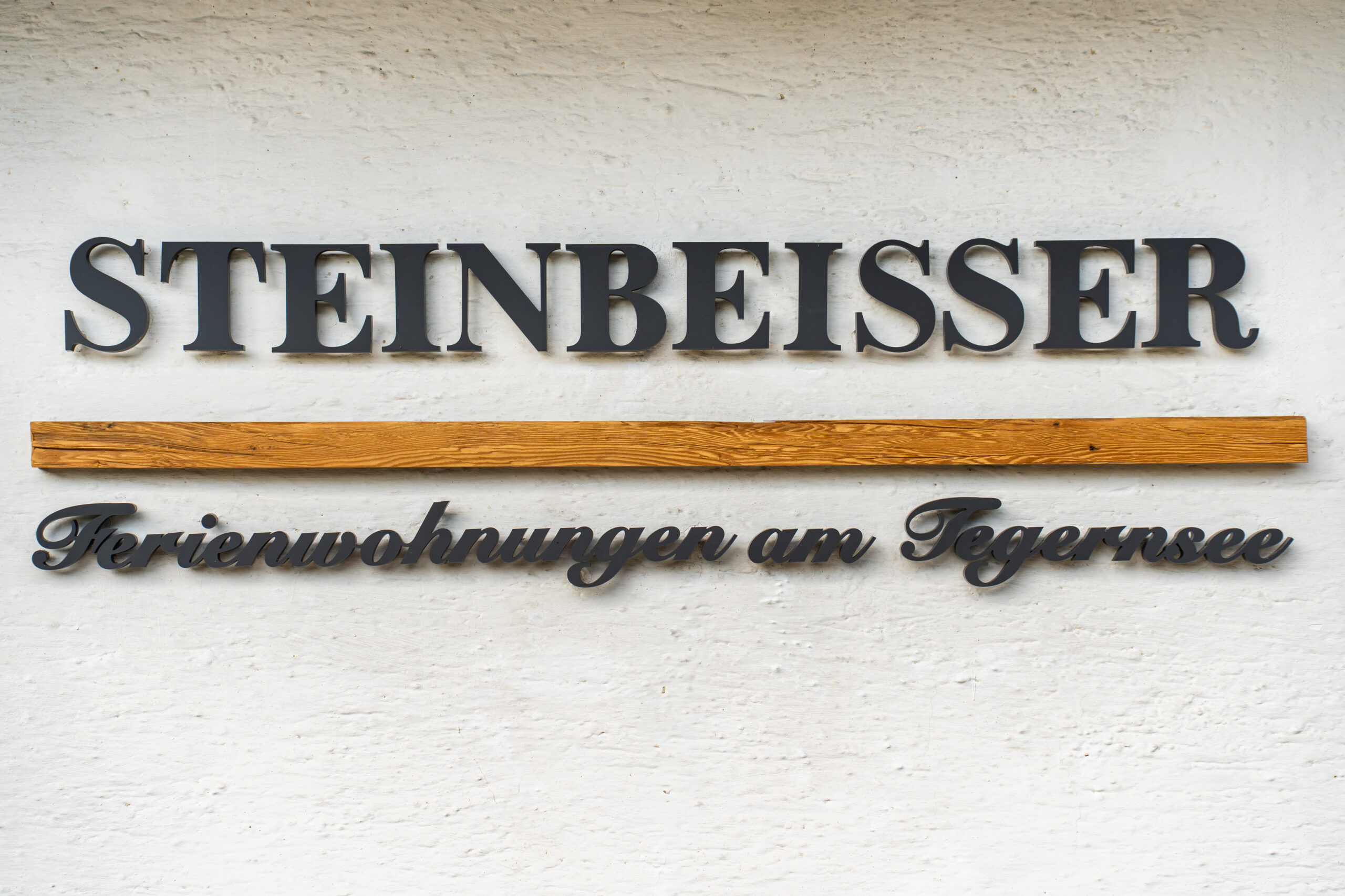 Schriftzug Steinbeisser Ferienwohnungen am Tegernsee