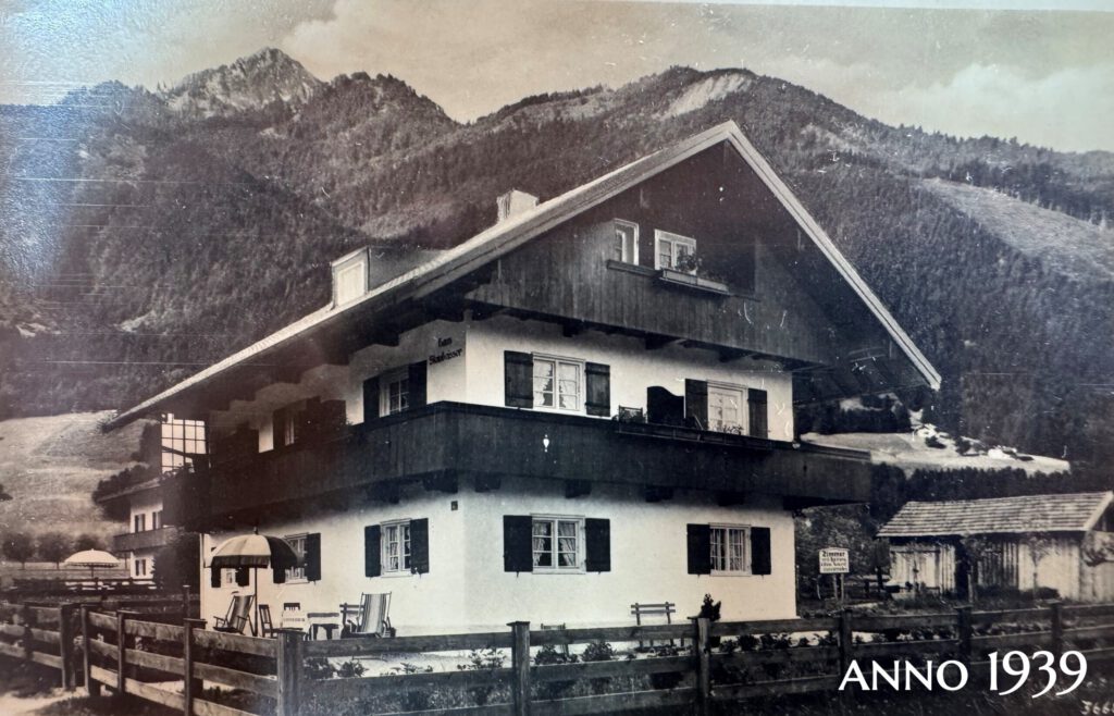 Nostalgisches Bild des Ferienhauses mit Ferienwohnungen der Familie Steinbeisser, im Hintegrund sind die Berge zu sehen, schwarz-weiss Aufnahme aus dem Jahr 1939