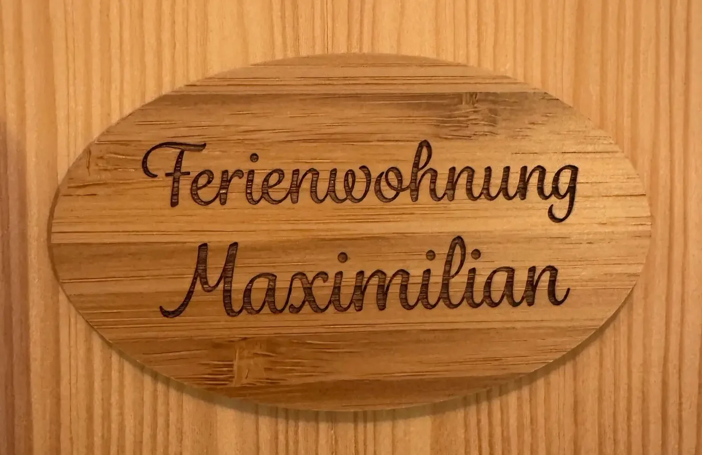 Holzschild mit Aufschrift Ferienwohnung Maximilian