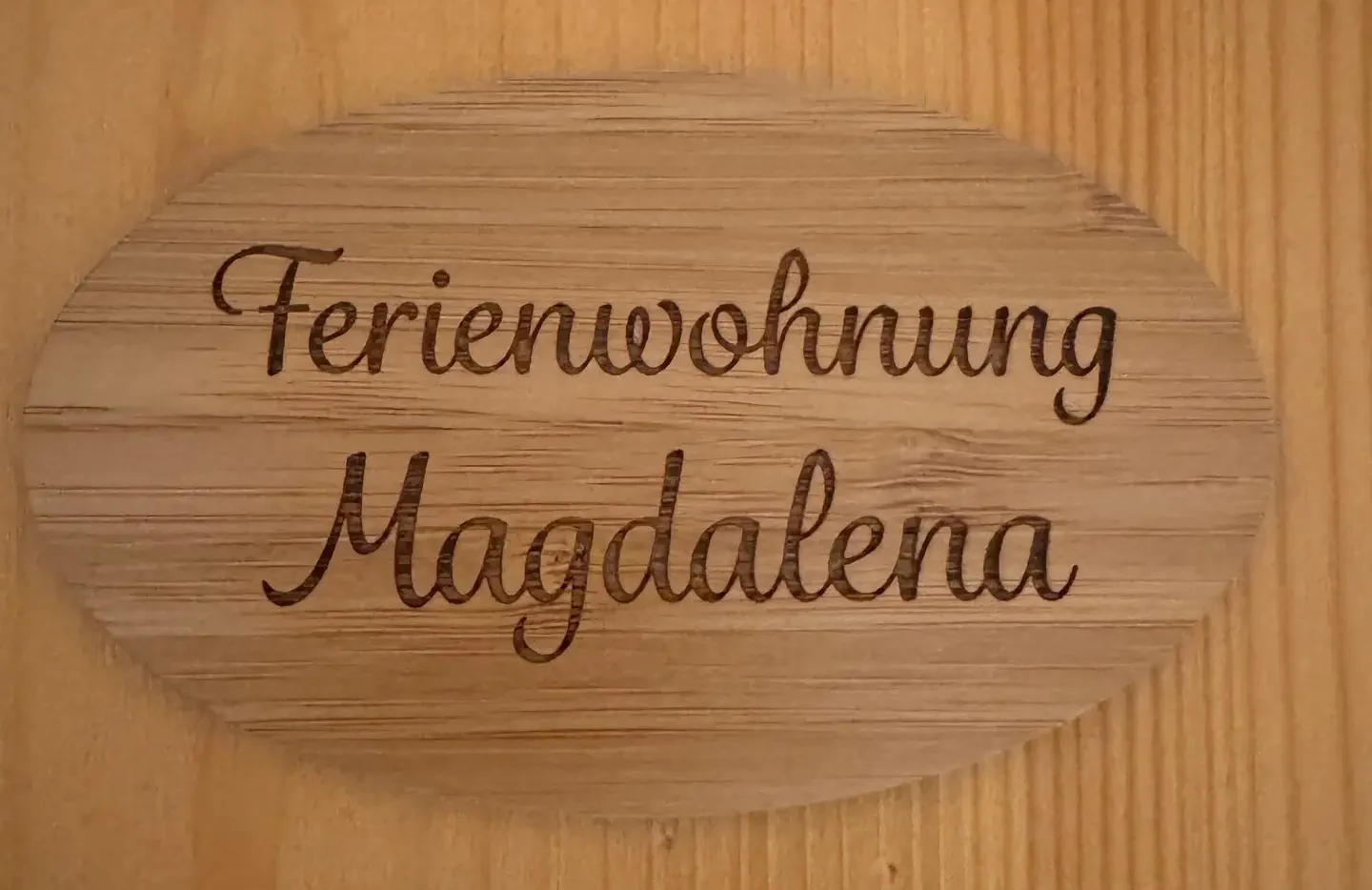 Holzschild mit Aufschrift Ferienwohnung Magdalena